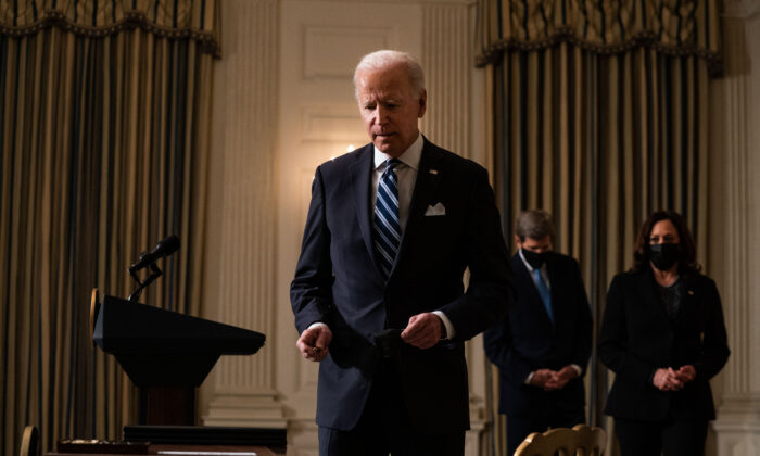 Le président américain Joe Biden se prépare à signer des décrets après avoir parlé des questions relatives au changement climatique dans la salle à manger de la Maison-Blanche à Washington le 27 janvier 2021. Biden a signé plusieurs décrets relatifs à la crise du changement climatique mercredi, dont un ordonnant une pause dans les nouvelles concessions de pétrole et de gaz naturel sur les terres publiques. (Anna Moneymaker-Pool/Getty Images)