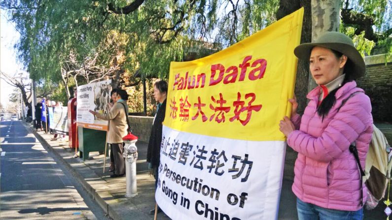 Angel tenant une bannière « Halte à la persécution du Falun Dafa » à l'entrée du consulat chinois de Toorak à Melbourne, en Australie (Avec l'aimable autorisation d'Angel)