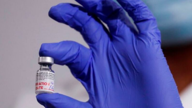 Une bouteille de vaccin COVID-19 à New York, le 4 janvier 2021. (Shannon Stapleton/Pool/AFP via Getty Images)