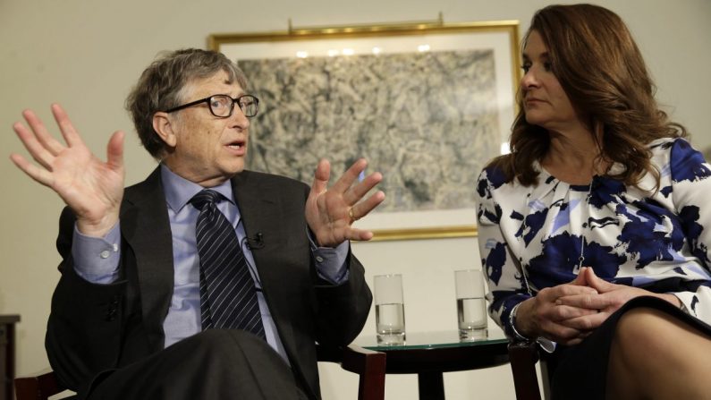 Bill et Melinda Gates parlent aux journalistes de la lettre annuelle de 2016 de leur fondation, la Fondation Bill et Melinda Gates, à New York, lundi 22 février 2016. (Seth Wenig/AP Photo)