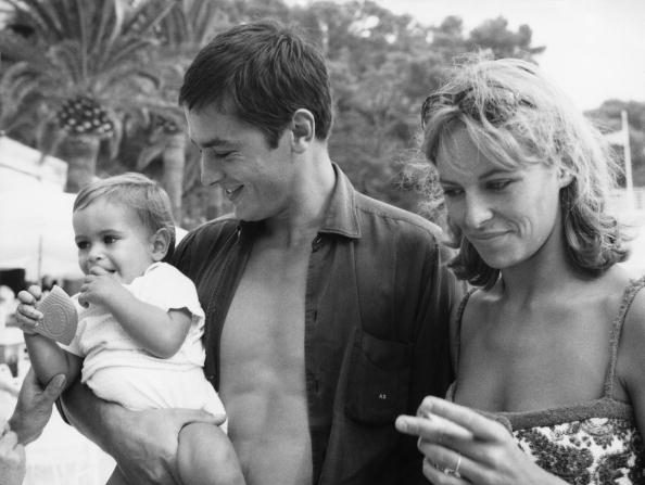 -L'acteur français Alain Delon avec sa femme Nathalie et leur fils Anthony sur la plage de Monte Carlo, le 15 août 1965. Photo  d'Archive Photos / Getty Images.