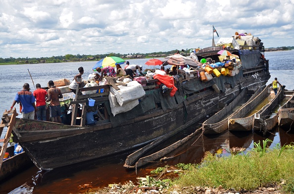 -L'obsolescence des bateaux, leur surcharge systématique et le manque de contrôle du trafic sur les fleuves congolais sont les raisons de ces tragédies à répétition. Photo par Junior Kannah / AFP via Getty Images.