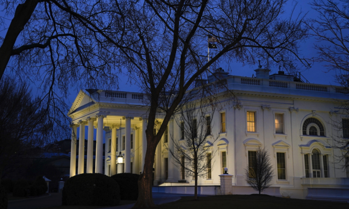 La Maison-Blanche vue au crépuscule à Washington, le 5 février 2020. (Drew Angerer/Getty Images)
