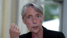 Vaccination obligatoire aux personnels soignants : des « sanctions disciplinaires » en cas de refus, indique Élisabeth Borne
