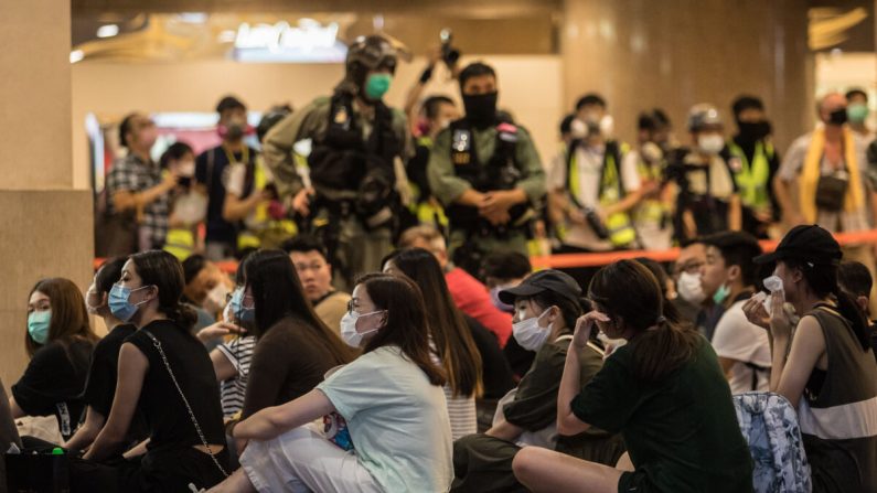 La police anti-émeute détient des personnes après avoir dissipé les manifestants participant à un rassemblement contre la nouvelle loi sur la sécurité nationale à Hong Kong le 1er juillet 2020. ( Dale De La Rey/AFP via Getty Images)