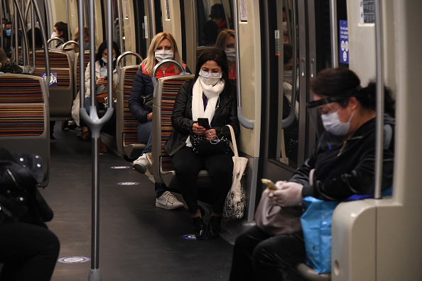 L'Académie nationale de médecine a recommandé d'éviter de parler et de téléphoner dans les transports en commun, même masqué. (Photo : Pascal Le Segretain/Getty Images)