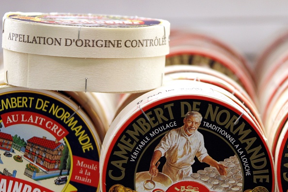Pour éviter la confusion avec l'appellatio d'origine protégée "Camembert de Normandie", les étiquettes de camembert industriel "Fabriqué en Normandie" sont bannies des rayons depuis le 1er janvier 2021. CHARLY TRIBALLEAU/AFP via Getty Images)