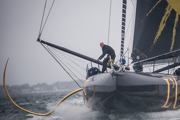 -Le skipper français Armel Tripon passe sa dernière nuit en mer, il est attendu lundi aux Sables d'Olonne.  Photo par Loïc Venance/ AFP via Getty Images.