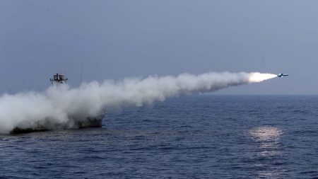 Exercices militaires en Iran: des missiles tirés sur des cibles en mer