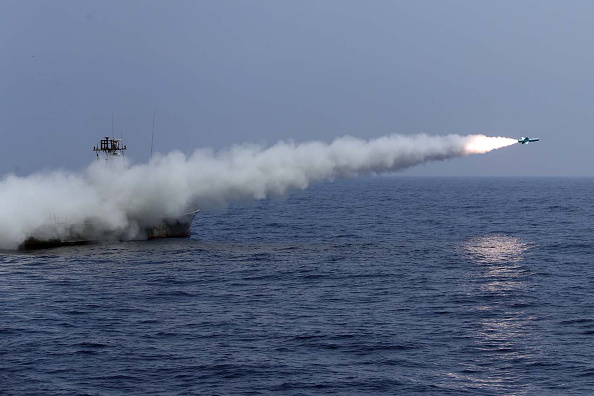 -Une photo fournie par le site Web officiel de l'armée iranienne le 11 septembre 2020 montre un missile Nasr iranien tiré d'un navire de guerre. Photo by -/Iranian Army office/AFP via Getty Images.