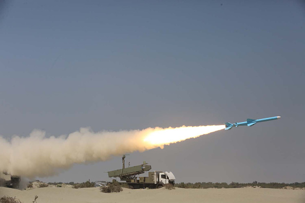 -Une photo fournie par le site Web officiel de l'armée iranienne le 11 septembre 2020 montre un missile iranien Ghader tiré dans le Golfe. Photo by -/Iranian Army office/AFP via Getty Images.