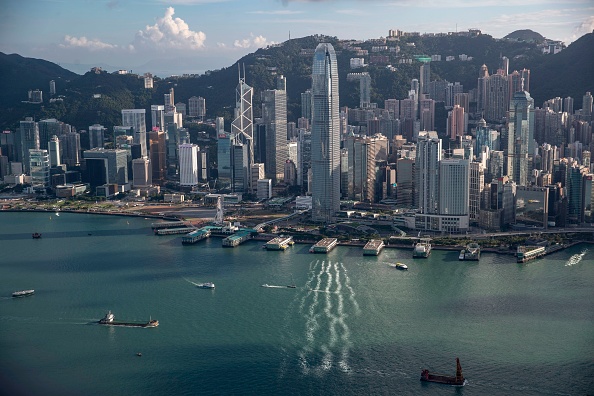 -Une vue générale montre le port de Victoria à côté de bâtiments commerciaux et résidentiels à Hong Kong le 20 septembre 2020. Photo de May James / May James / AFP via Getty Images