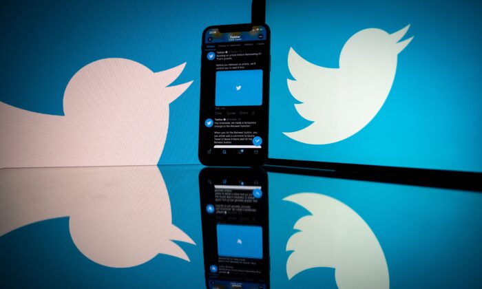 Le logo du réseau social américain Twitter est affiché sur l'écran d'un smartphone et d'une tablette à Toulouse, dans le sud de la France, le 26 octobre 2020. (Lionel Bonaventure/AFP via Getty Images)