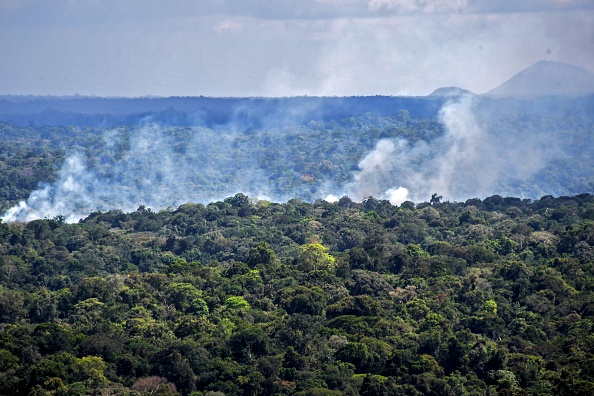 Vue aérienne montrant la fumée d'un incendie provenant de la forêt amazonienne à Oiapoque, État d'Amapa, Brésil, à la frontière avec la Guyane française, le 31 octobre 2020. (Photo : NELSON ALMEIDA/AFP via Getty Images)