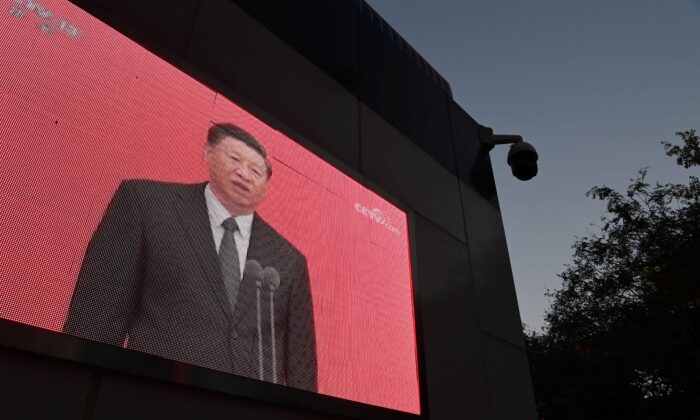 Un clip vidéo du leader chinois Xi Jinping est vu à l'extérieur d'un poste de patrouille de police à Pékin le 2 novembre 2020. (Greg Baker/AFP via Getty Images)