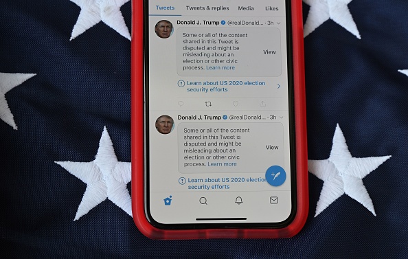 Tweets du président américain Donald Trump masqués par des avertissements imposés par Twitter. (ROBYN BECK/AFP via Getty Images)