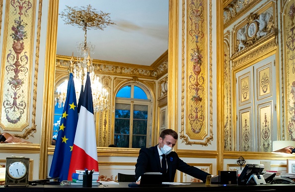 -Le président français Emmanuel Macron au téléphone avec le président élu américain Joe Biden, à l'Elysée à Paris, le 10 novembre 2020. Photo de Ian Langsdon / POOL / AFP via Getty Images.