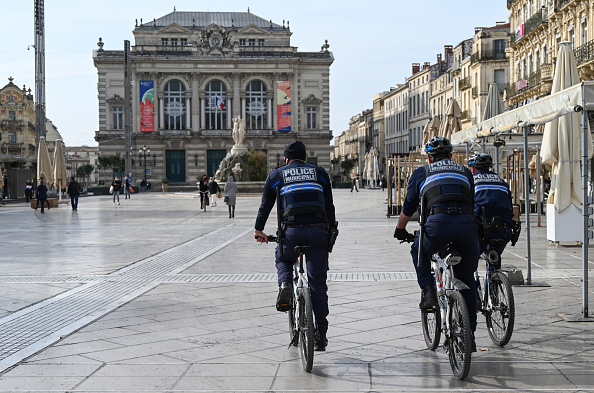 Des policiers patrouillent à vélo dans les rues de Montpellier, dans le sud de la France. (PASCAL GUYOT/AFP via Getty Images)