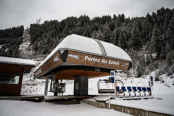 Les remontées mécaniques du domaine des Portes du Soleil à Châtel restent fermées, comme celles des autres domaines skiables de France. (FABRICE COFFRINI/AFP via Getty Images)