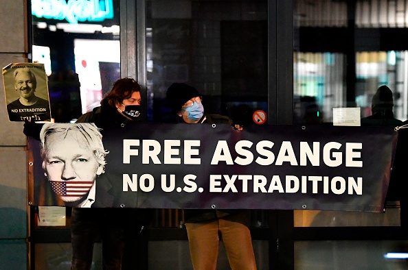 -Des manifestants soutiennent le fondateur de WikiLeaks Julian Assange devant l'ambassade britannique de l'UE à Bruxelles le 7 décembre 2020. Photo de John Thys / AFP via Getty Images.