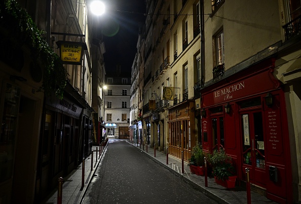 Une rue déserte de Paris le 15 décembre dernier en raison du couvre-feu. (MARTIN BUREAU/AFP via Getty Images)
