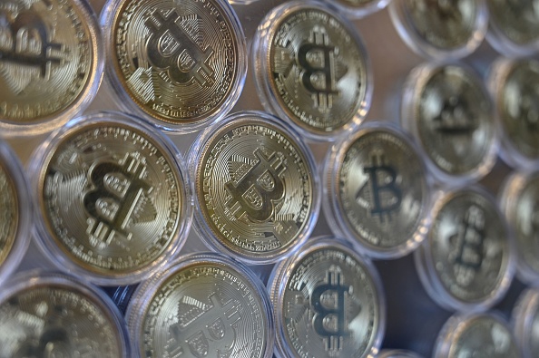 "Un seuil important de prix a été atteint et le bitcoin", décentralisé et non dépendant des banques centrales, "a fait ses preuves en tant qu'actif", estime Naem Aslam, analyste d'Ava Trade.  (Photo : OZAN KOSE/AFP via Getty Images)