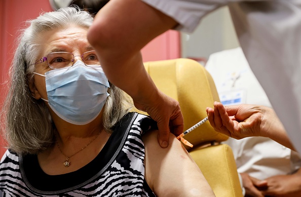Mauricette, une Française de 78 ans, reçoit une dose du vaccin Pfizer-BioNTech Covid-19 à l'hôpital René-Muret de Sevran, en banlieue parisienne, le 27 décembre 2020.  (THOMAS SAMSON/AFP via Getty Images)