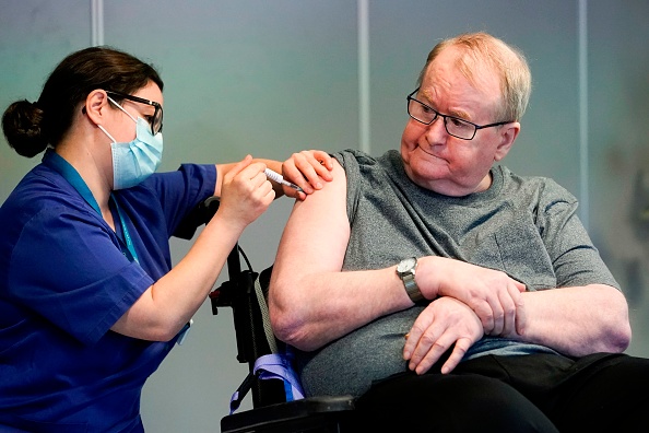 Svein Andersen, âgé de 67 ans, résident du foyer Ellingsrud et premier en Norvège à recevoir le vaccin Covid-19 de Pfizer-Biontech, le 27 décembre 2020. (Photo : FREDRIK HAGEN/NTB/AFP via Getty Images)