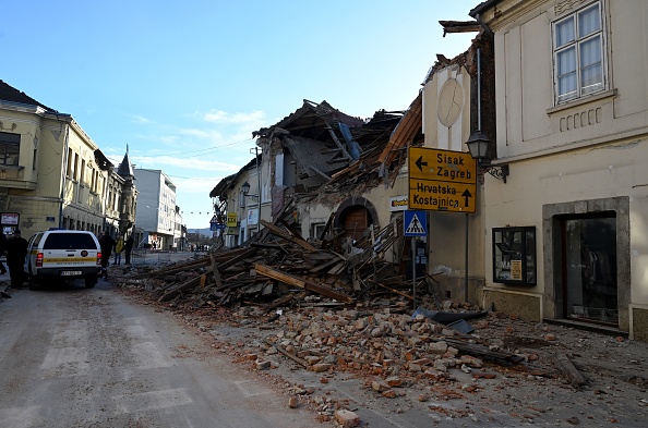 -Les gravats des bâtiments endommagés à Petrinja, à environ 50 km de Zagreb, après que la ville a été frappée par un tremblement de terre de magnitude 6,4 le 29 décembre 2020. Photo Denis Lovrovic / AFP via Getty Images.