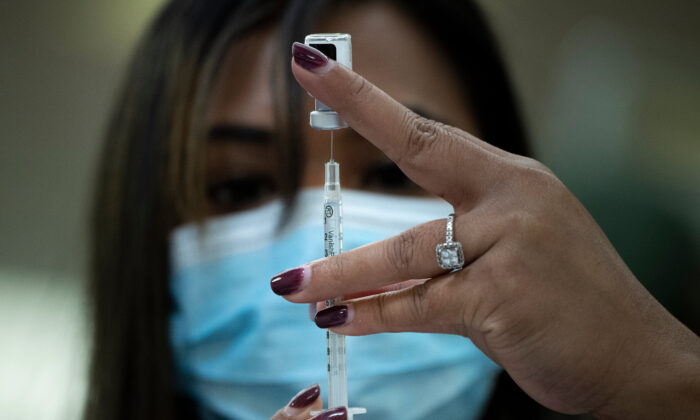 Une pharmaciene se prépare à administrer le vaccin Covid-19 de Pfizer le 30 décembre 2020. (Brendan Smialowski/AFP via Getty Images)