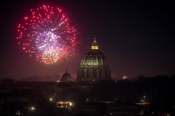 Des feux d'artifice sont tirés au-dessus de la basilique Saint-Pierre la veille du Nouvel An, pendant la pandémie de coronavirus, le 1er janvier 2021, à Rome, en Italie. (Antonio Masiello/Getty Images)