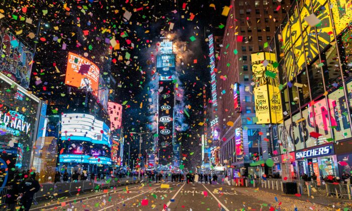 Le 1er janvier 2021, des confettis tombent pour marquer le nouvel an, sur un Times Square presque désert, à New York, États-Unis. (COREY SIPKIN/AFP via Getty Images)
