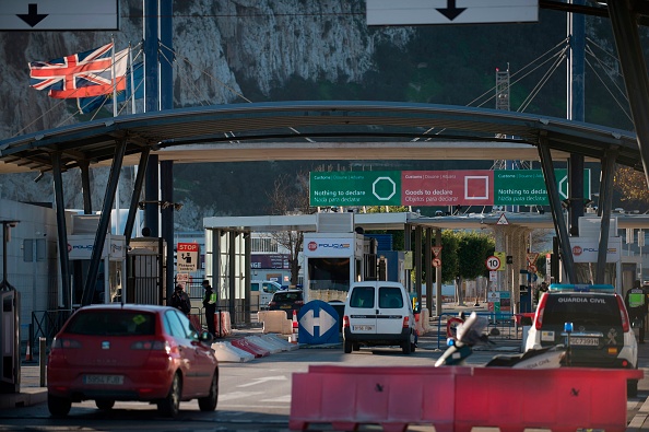 -Les véhicules font la queue à la frontière entre l'Espagne et Gibraltar le 1er janvier 2021.  Gibraltar fera partie de la zone sans passeport de l'Europe. Photo par Jorge Guerrero / AFP via Getty Images.