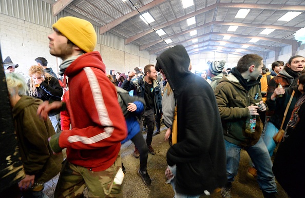 -Des gens dansent lors d'une soirée dans un hangar désaffecté de Lieuron à environ 40 km au sud de Rennes, le 1er janvier 2021. Photo par Jean-François Monier/ AFP via Getty Images.