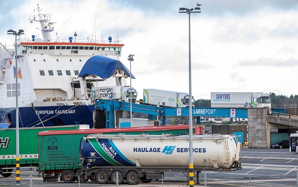 -Les camions transportant des marchandises en provenance d'Écosse débarquent d'un ferry au port de Larne dans le comté d'Antrim, en Irlande du Nord, le 1er janvier 2021. Photo de Paul Faith / AFP via Getty Images.