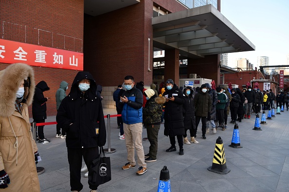 -Des gens font la queue pour être testés pour le coronavirus COVID-19 devant un hôpital de Pékin le 5 janvier 2021, à la suite de la découverte de nouveaux cas de coronavirus dans la ville et ces environs. Photo par Greg Baker / AFP via Getty Images.