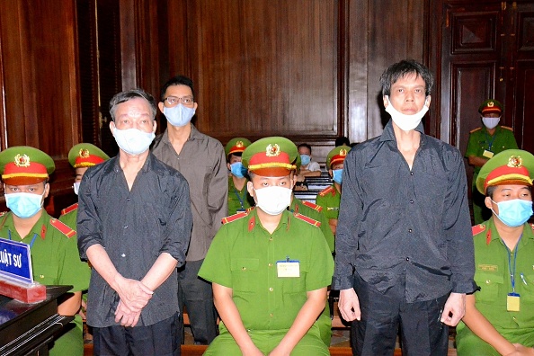 -Les blogueurs vietnamiens Pham Chi Dung, Nguyen Tuong et Le Huu Minh Tuan lors de leur procès au palais de justice de Ho Chi Minh ville, Le 5 janvier. Photo par STR / Vietnam News Agency / AFP via Getty Images.