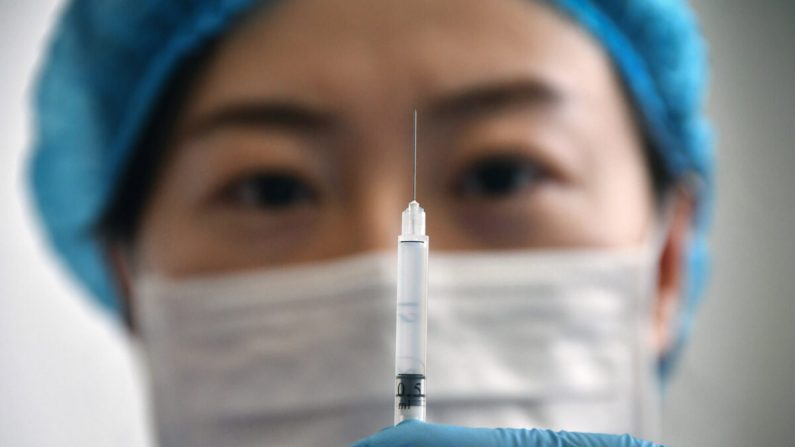 Un travailleur médical montre une seringue contenant le vaccin Vero Cell de Sinovac Biotech dans un centre de soins de Yantai, dans la province du Shandong, en Chine, le 5 janvier 2021. (STR/AFP via Getty Images)