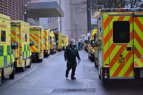 Une file d'ambulances devant le Royal London Hospital, dans l'est de Londres, le 5 janvier 2021. (Photo : JUSTIN TALLIS/AFP via Getty Images)