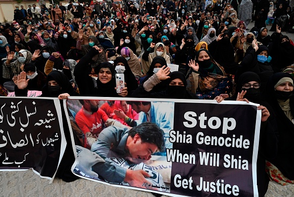 -Des musulmans chiites scandent des slogans et brandissent des banderoles lors d'une manifestation contre le meurtre de mineurs de la communauté chiite Hazara, à Lahore, le 8 janvier 2021. Photo par Arif Ali / AFP via Getty Images.