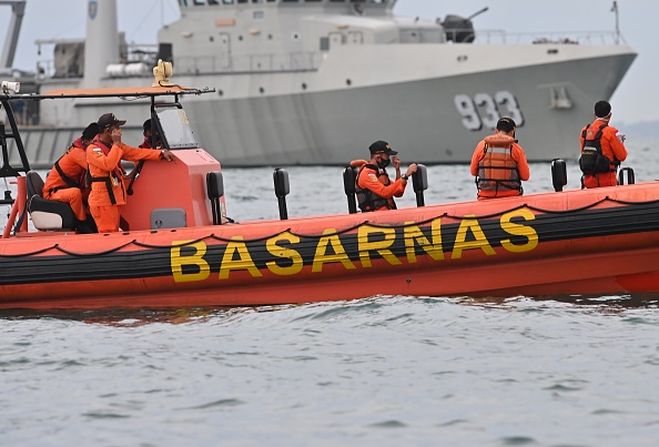 -Des membres d'une équipe de recherche et de sauvetage mènent des opérations en mer près de l'île de Lancang le 10 janvier 2021. Photo Adek Berry/AFP via Getty Images.