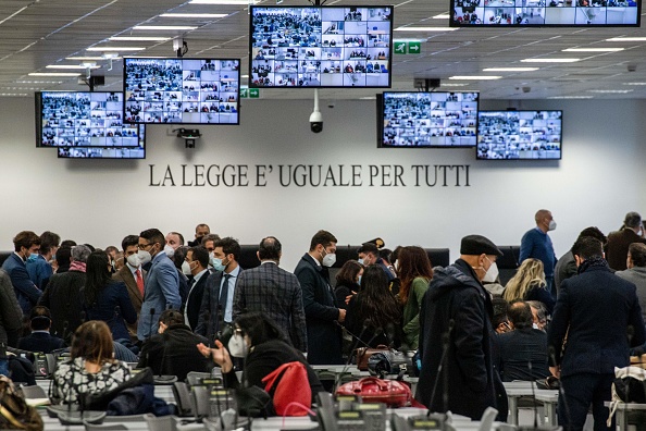 Une vue générale montre une salle d'audience spéciale, le 13 janvier 2021 avant l'ouverture du maxi-procès. Photo par Gianluca Chininea / AFP via Getty Images.