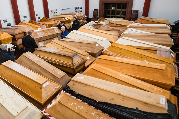 -Les employés stockent des cercueils parmi tant d'autres dans la salle de deuil du crématorium de Meissen, dans l'est de l'Allemagne, le 13 janvier 2021. Photo par Jens Schlueter / AFP via Getty Images.