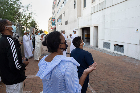 -Un groupe de personnes participant à un rassemblement interconfessionnel pour prier pour les patients Covid-19 et leurs soignants au Cap, le 14 janvier 2021. Photo de Rodger Bosch / AFP via Getty Images.