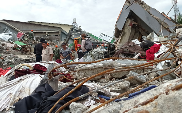 -Les habitants recherchent des survivants à Mamuju le 16 janvier 2021, un jour après qu'un séisme de magnitude 6,2 a secoué l'île de Sulawesi en Indonésie. Photo par Ola Gondronk / AFP via Getty Images.