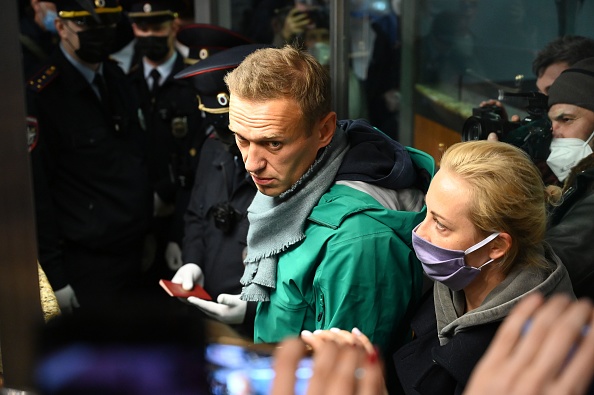 Le chef de l'opposition russe Alexei Navalny et son épouse Yulia sont vus au point de contrôle des passeports de l'aéroport Sheremetyevo de Moscou le 17 janvier 2021. (Photo : KIRILL KUDRYAVTSEV/AFP via Getty Images)