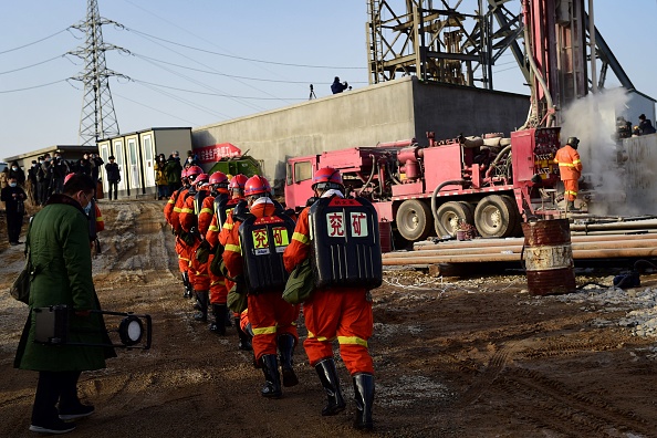 -Des sauveteurs travaillent sur le site de l'explosion de la mine d'or à Qixia, dans la province du Shandong, dans l'est de la Chine. Photo par STR / AFP via Getty Images.