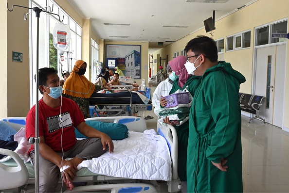 Un médecin et une infirmière visitent des patients à l'hôpital général de Sulawesi Ouest à Mamuju le 18 janvier 2021. Photo Adek Berry / AFP via Getty Images.