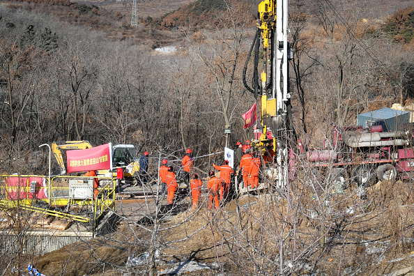 -Des membres d’une équipe de secours travaillent sur le site de l’explosion d’une mine d’or où 22 mineurs sont piégés sous terre à Qixia, dans l’est de la Chine, le 18 janvier 2021. Photo par -/AFP via Getty Images.