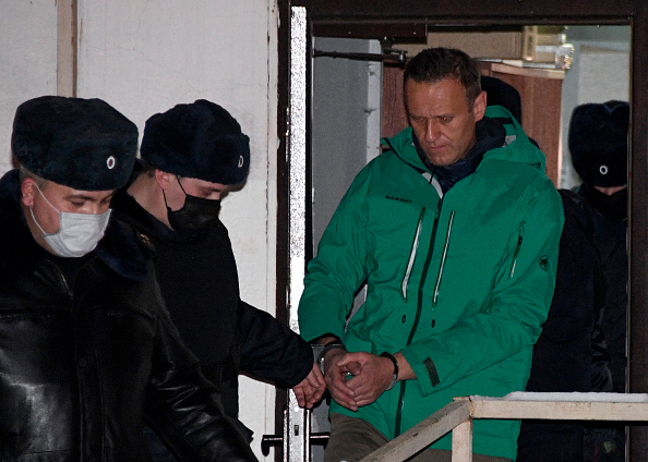 -Alexei Navalny est escorté hors d'un poste de police le 18 janvier 2021, à Khimki, près de Moscou, le tribunal l'a condamné à une peine de 30 jours d'emprisonnement. Photo par Alexander Nemenov / AFP via Getty Images.